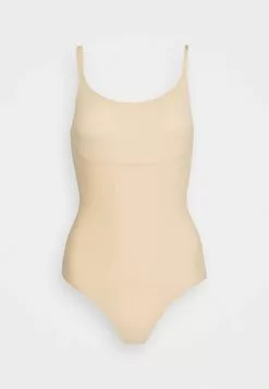Spanx THINSTINCTS THONG BODYSUIT - Body - Soft Nude -Spanx Verkaufsshop 411aef4742dd41bcaa32d6e4247532d3