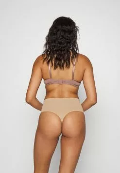 Spanx EVERYDAY SHAPING THONG - String - Toasted Oatmeal 10 Spanx EVERYDAY SHAPING THONG - String - Toasted Oatmeal -Spanx Verkaufsshop 4dcdcaa8868240a19134e8513dc16a3c