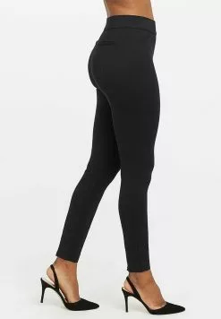 Spanx THE PERFECT BLACK PANT, ANKLE BACKSEAM SKINNY - Leggings - Strümpfe - Classic Black -Spanx Verkaufsshop 6930e9e731814de0a45babffeb04da3d