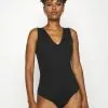 Spanx SUIT YOURSELF BODYSUIT V-NECK TANK - Body - Classic Black 2 Spanx SUIT YOURSELF BODYSUIT V-NECK TANK - Body - Classic Black -Spanx Verkaufsshop bd034097f7224aca9a850e913425f6f2