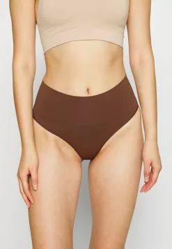 Spanx EVERYDAY SHAPING THONG - String - Chestnut Brown -Spanx Verkaufsshop bface30ed3bc4095abd3d6c77ba828a2 1