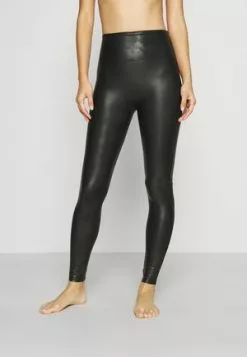 Spanx LEATHER-LIKE ANKLE SKINNY PANT - Leggings - Strümpfe - Classic Black 12 Spanx LEATHER-LIKE ANKLE SKINNY PANT - Leggings - Strümpfe - Classic Black -Spanx Verkaufsshop cc168e241a1148cabebdf661ebda73b3 1